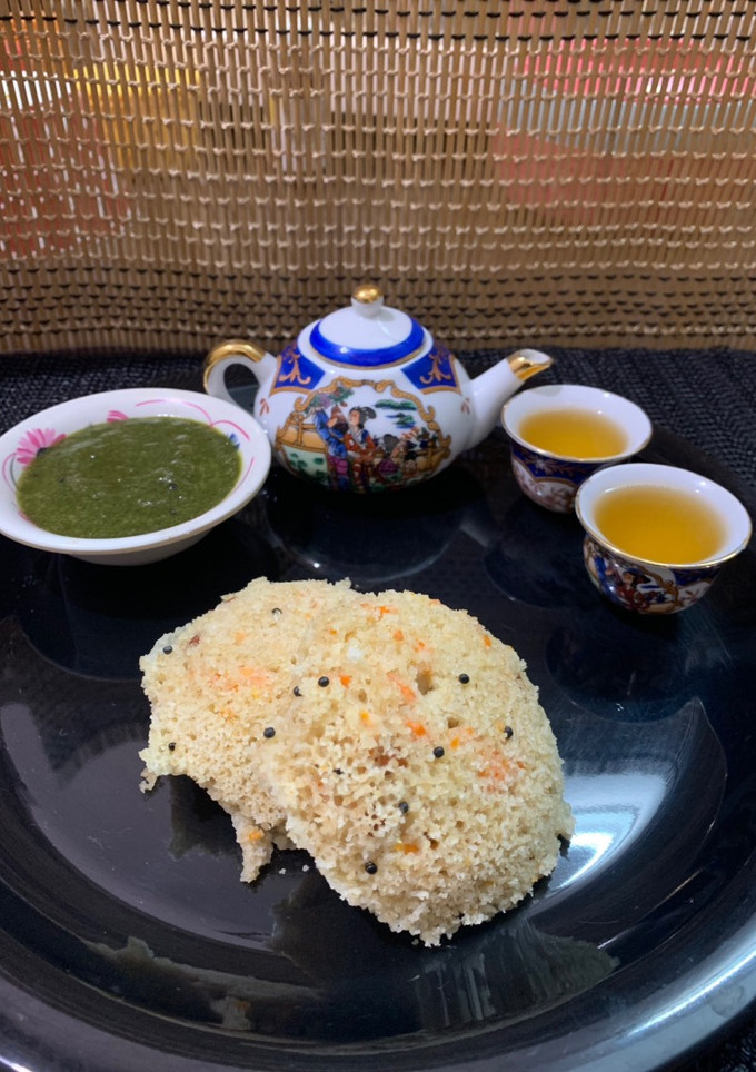 A picture of Oats carrot idli with lemon tea.
