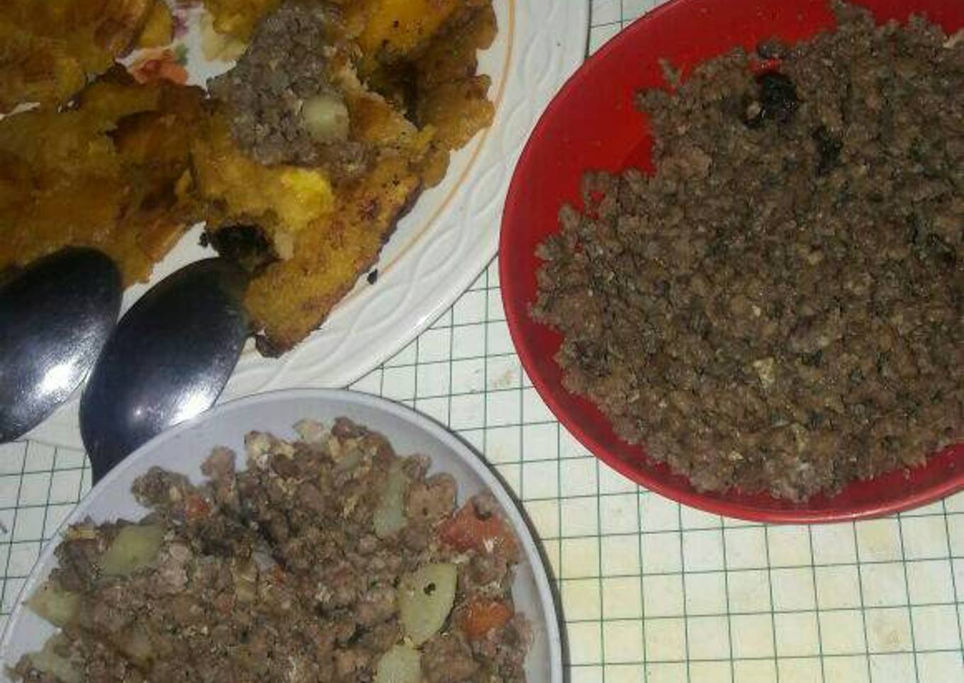 Carne molida mexicana con patacones