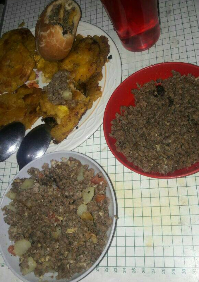 Una foto de Carne molida mexicana con patacones