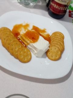 Una foto de Queso crema y salsa de chipotle