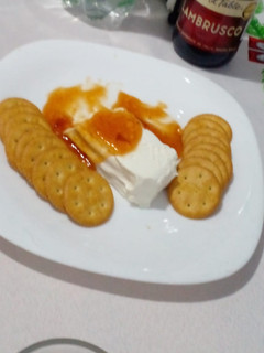 Una foto de Queso crema y salsa de chipotle