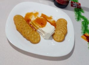 Una foto de Queso crema y salsa de chipotle
