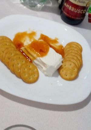 Una foto de Queso crema y salsa de chipotle