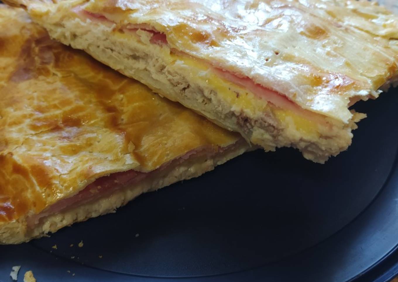 Empanada de pollo con bechamel, bacon, queso y jamón cocido