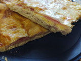 Empanada de pollo con bechamel, bacon, queso y jamón cocido