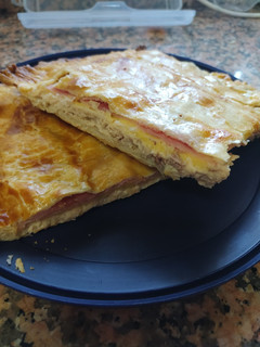 Una foto de Empanada de pollo con bechamel, bacon, queso y jamón cocido