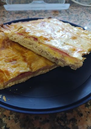 Una foto de Empanada de pollo con bechamel, bacon, queso y jamón cocido
