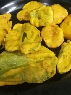 पालक आलू  पकोड़ा (Palak aloo pakoda recipe in hindi) रेसिपी मुख्य फोटो