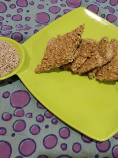 તલ ની ચિક્કી (Til Chikki Recipe In Gujarati) રેસીપી મુખ્ય ફોટો