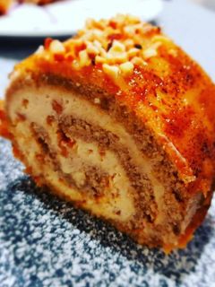 Una foto de Bracito de turrón y yema quemada