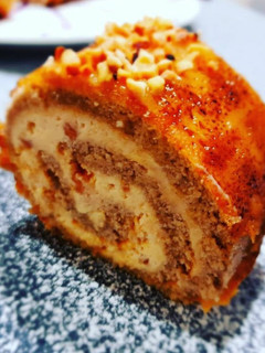 Una foto de Bracito de turrón y yema quemada