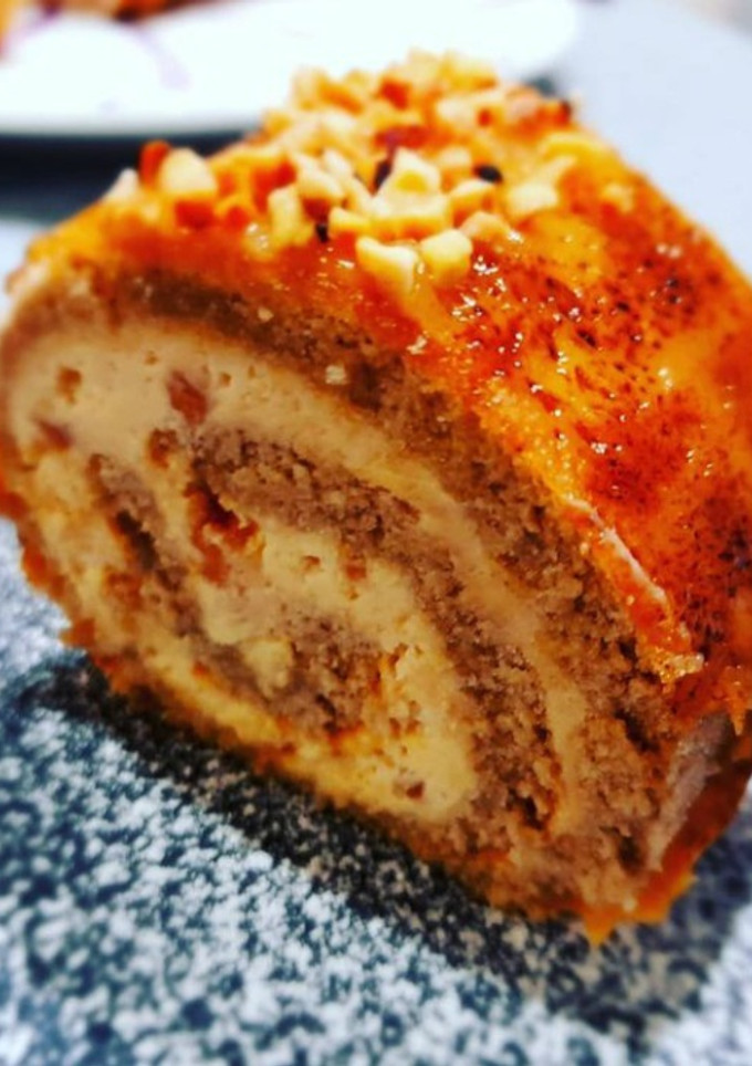 Una foto de Bracito de turrón y yema quemada