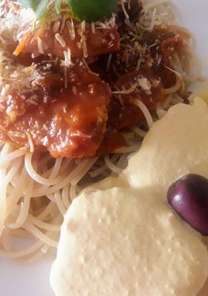 Una foto de Tallarines Rojos con Pollo/Pavita y Papa a la Huancaina a lo Carmelita