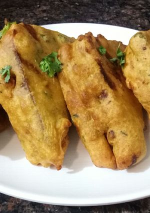 A picture of Chatpate Bread pakode.