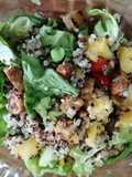 Salad quinoa dengan tempe
