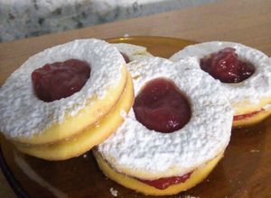 Una foto de Masitas secas con mermelada (lunettes)