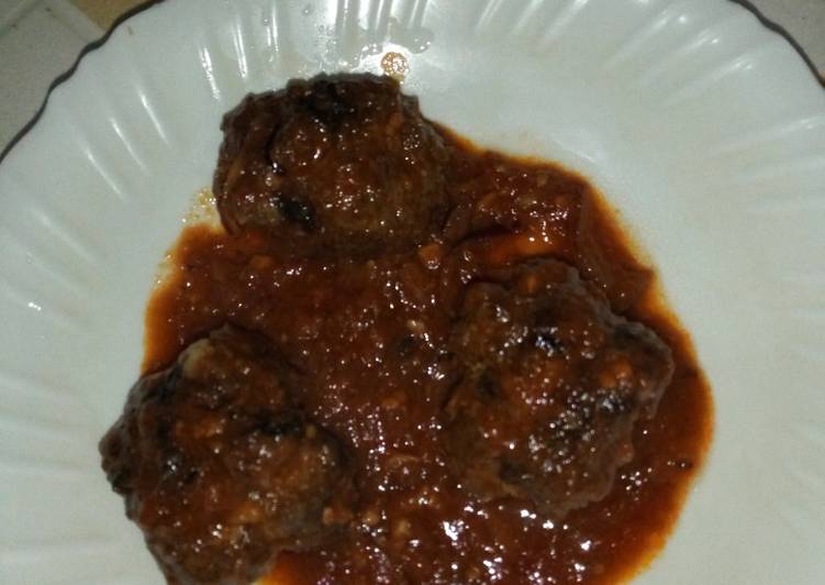 Step-by-Step Guide to Prepare Speedy Meat balls in garlic tomato sauce