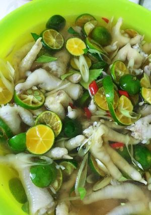 Hình của món Chân gà ngâm sả tắc.