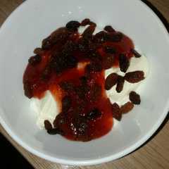 Una foto de Yogur con queso y pasas y mermelada