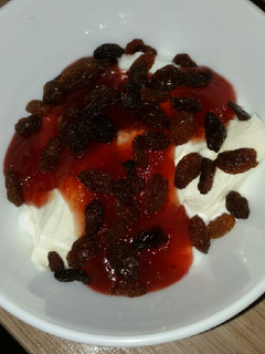 Una foto de Yogur con queso y pasas y mermelada