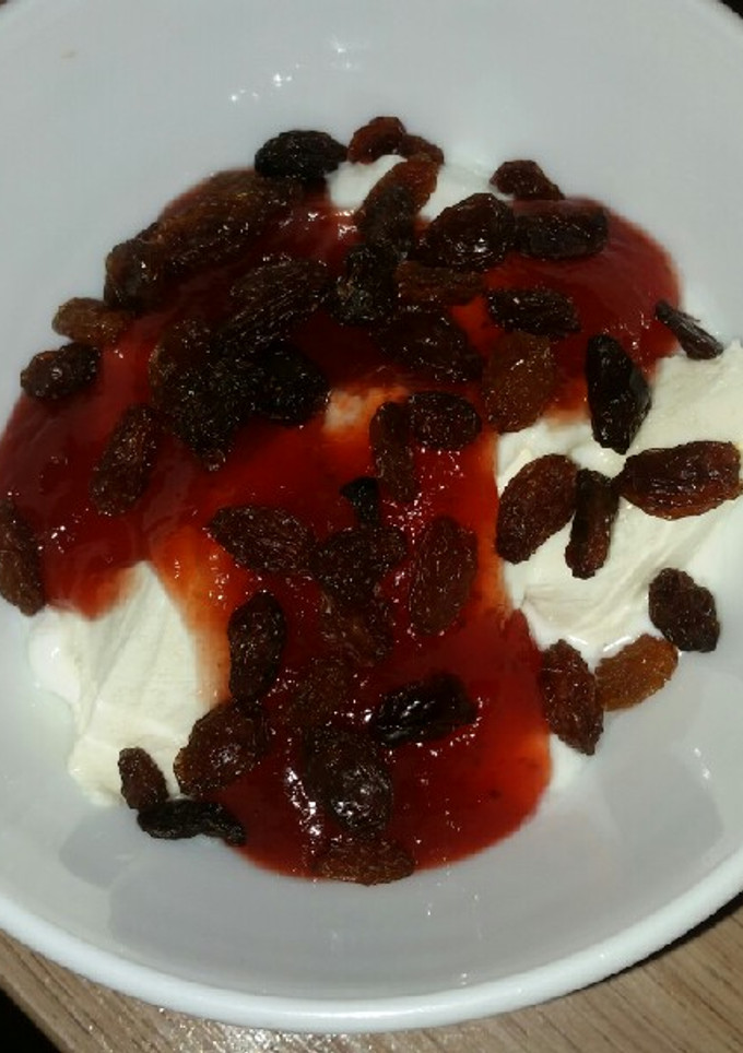 Una foto de Yogur con queso y pasas y mermelada