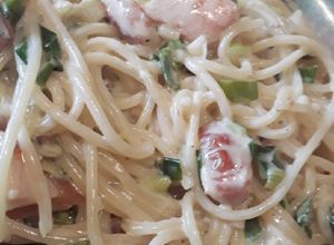 Una foto de Fideos con crema, panceta y verdeo🍝🤤