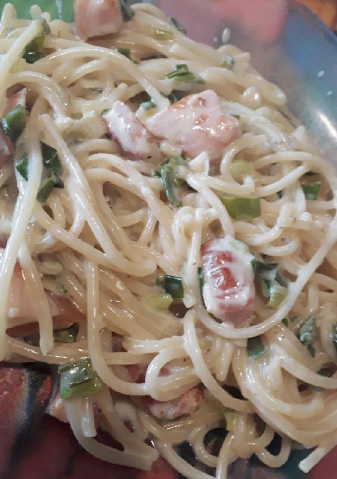 Una foto de Fideos con crema, panceta y verdeo🍝🤤