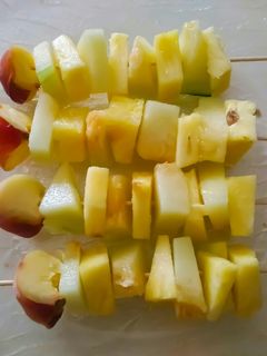 Una foto de Brochetas de frutas