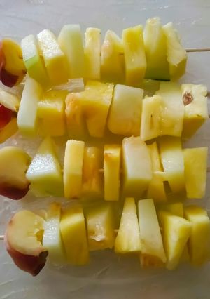 Una foto de Brochetas de frutas
