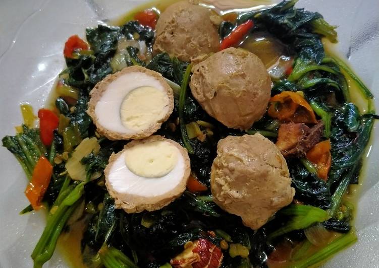 Resep Tumis sayur jonggolan(daun sintrong)pedas bakso telur puyuh, Bisa Manjain Lidah