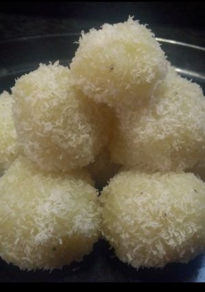 કોકોનટ લડ્ડુ (Coconut Laddu recipe in Gujarati) રેસીપી મુખ્ય ફોટો