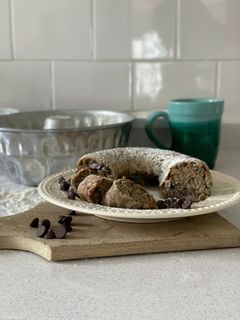 Una foto de Banana bread o pan de banano con cáscara