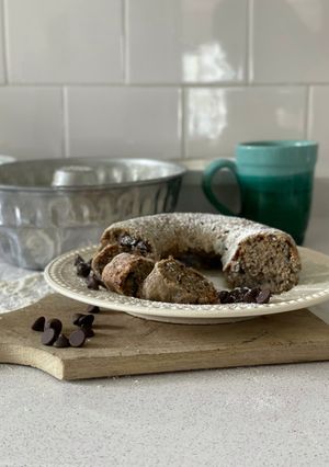 Una foto de Banana bread o pan de banano con cáscara
