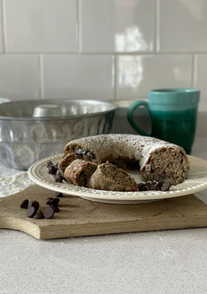 Una foto de Banana bread o pan de banano con cáscara