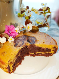 Una foto de Bizcocho Mármol con Cacao Puro y Nata