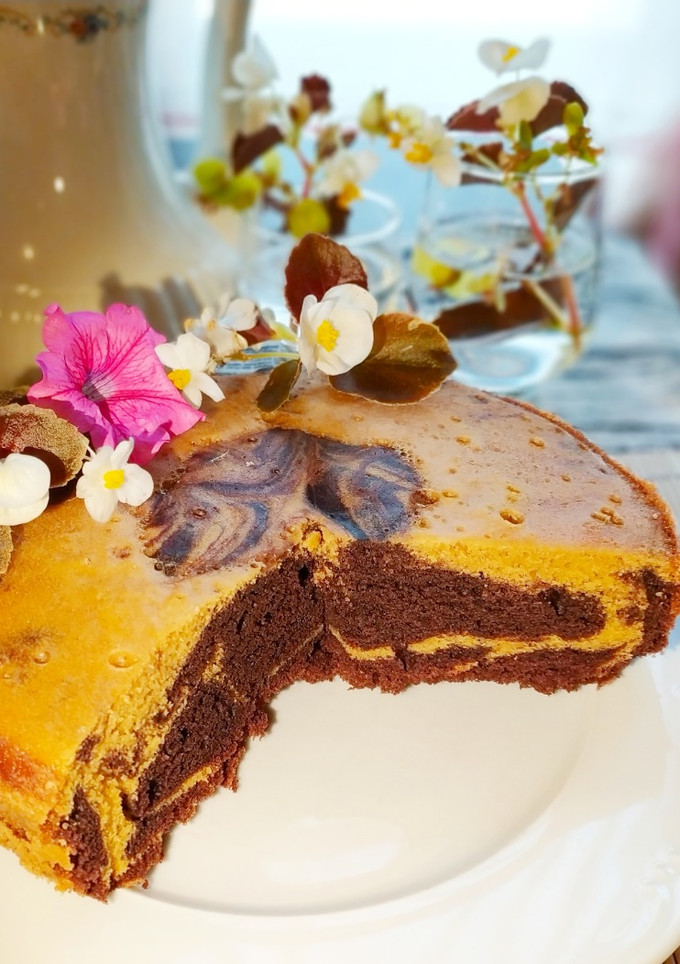 Una foto de Bizcocho Mármol con Cacao Puro y Nata