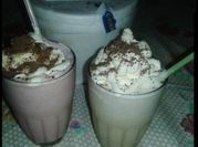 Una foto de milkshake con helado