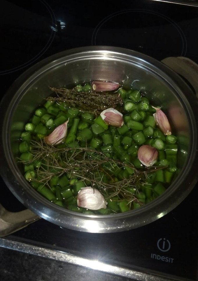 Una foto de Habas tiernas confitadas con ajos, tomillo y romero
