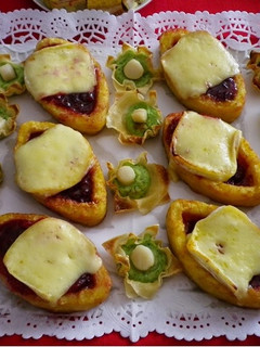 Una foto de Barquitas de patata con mermelada de arándanos y queso