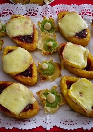 Una foto de Barquitas de patata con mermelada de arándanos y queso