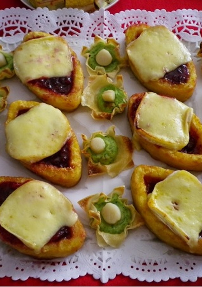 Una foto de Barquitas de patata con mermelada de arándanos y queso