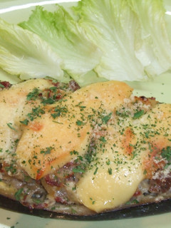 Una foto de Berenjena gratinada rellena con carne de buey