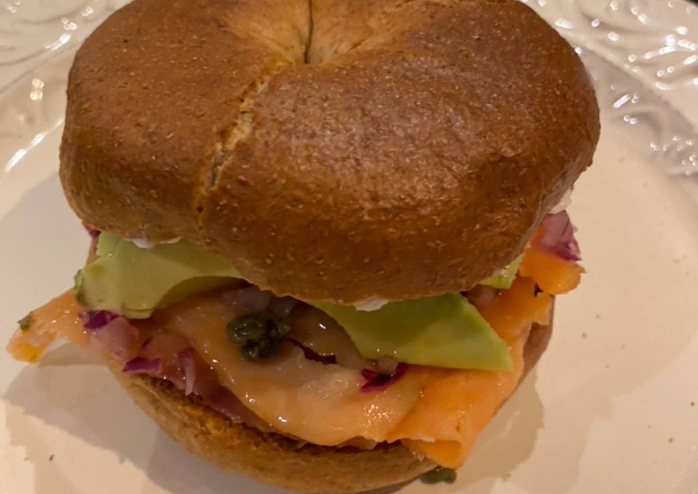 Bagel con salmón y aguacate