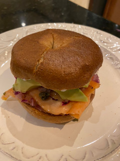 Una foto de Bagel con salmón y aguacate