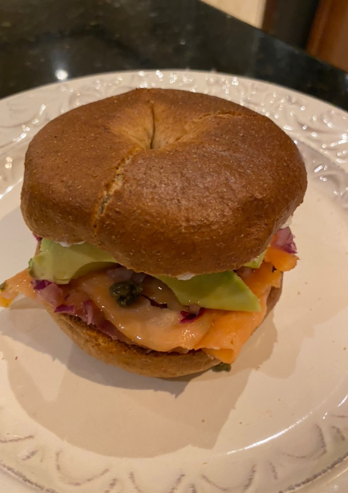 Una foto de Bagel con salmón y aguacate