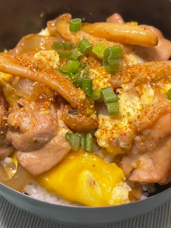 Easy Steps to Make Recipes (Oyakodon) Japanese Chicken and Egg Rice Bowl the Can Spoil the Tongue Really Delicious.