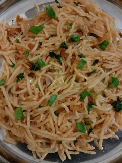 વેજ હક્કા નુડલ્સ(vej hakka noodles recipe in Gujarati) રેસીપી મુખ્ય ફોટો