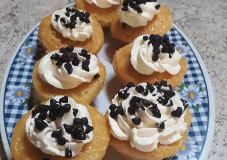 Cupcakes de vainilla con crema chantilly