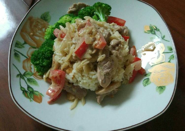 Bagaimana Menyiapkan Beef stroganoff dan butter rice Anti Gagal