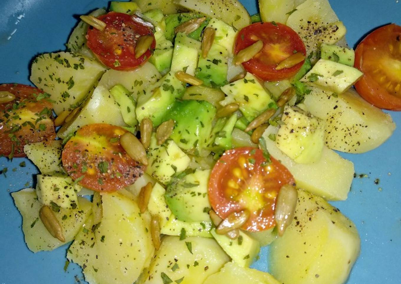 Ensalada de patatas con aguacate y tomate cherry